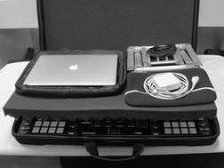 MEDIUM SIZE DJ CONTROLLER - MEDIUM SIZE DJ CONTROLLER