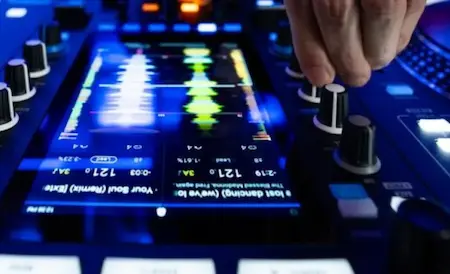 Sprzęet DJ obsługujący funkcje STEM